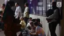 Pegawai berhamburan di luar Gedung Kemenkumham saat terjadi kebakaran, Jakarta, Kamis (8/12/2022). Kebakaran yang terjadi di lantai 5 Gedung Kemenkumham ini membuat para pegawai panik dan keluar bangunan. (merdeka.com/Imam Buhori)