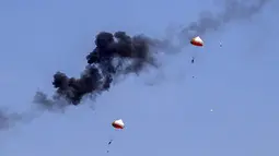 Dua pesawat Wong Bee KT-1B milik TNI AU bertabrakan hingga membuat ledakan dan terbakar lalu terjatuh ke tanah jelang pameran Dirgantara Langkawi, Malaysia, Minggu (14/3/2015). (Dailymail)