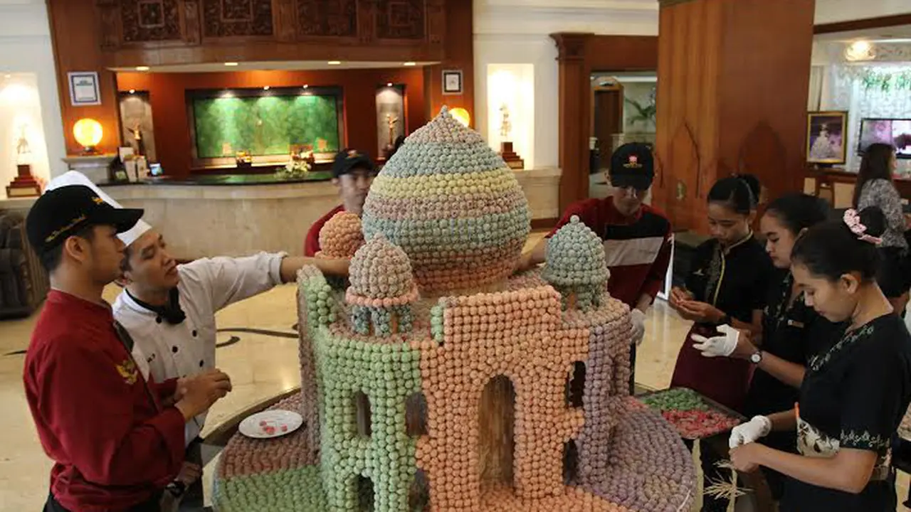 Kreasi Unik, Masjid Terbuat dari Kue Onde-Onde