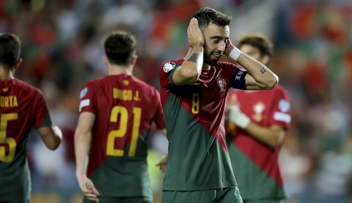 Selebrasi gelandang Timnas Portugal, Bruno Fernandes setelah mencetak gol kedelapan timnya ke gawang Luksemburg pada laga Grup J Kualifikasi Euro 2024 di Estadio Algarve, Selasa (12/9/2023) dini hari WIB. (AP Photo/Joao Matos)