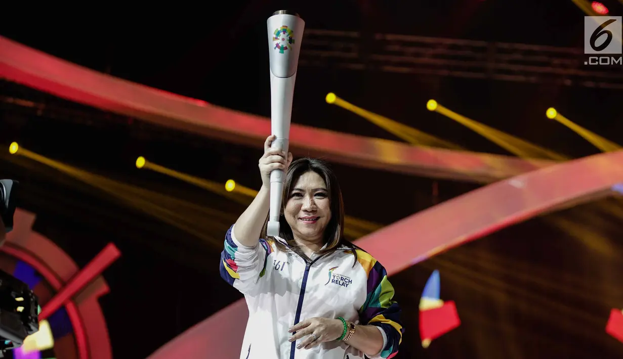 Mantan atlet bulutangkis Susi Susanti, memegang obor untuk Asian Games 2018 saat peluncuran Torch Asian Games dalam Konser 100 Hari Menuju Asian Games 2018 di Studio 6 Emtek, Jakarta, Kamis (10/5). (Liputan6.com/Faizal Fanani)