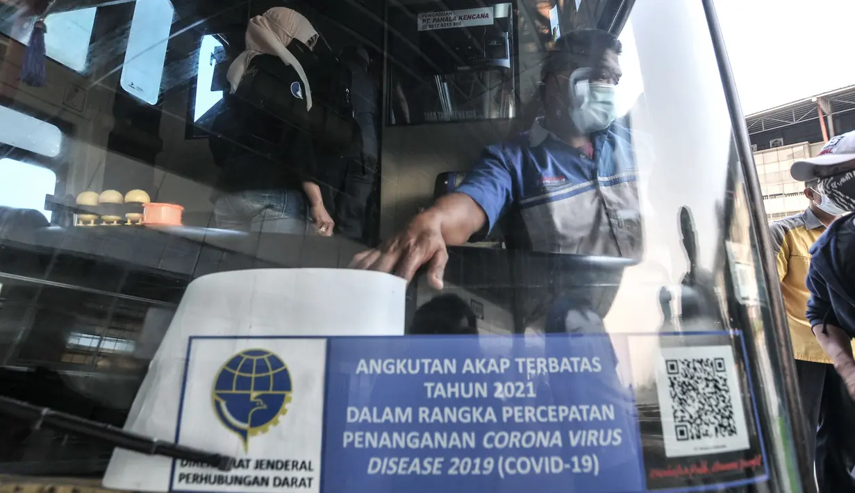 Stiker khusus dipasang pada bus AKAP yang diperbolehkan mengangkut penumpang di Terminal Pulogebang, Jakarta, Senin (10/5/2021). Pemberlakuan larangan mudik dan syarat wajib memiliki SIKM menyebabkan jumlah penumpang di Terminal Pulogebang merosot drastis. (merdeka.com/Iqbal S Nugroho)