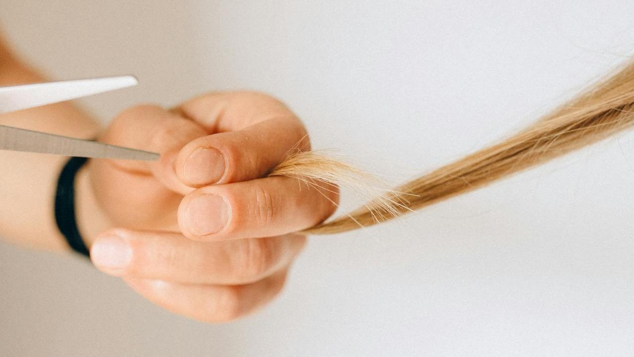 Ilustrasi Memotong Ujung Rambut (©Pexels)