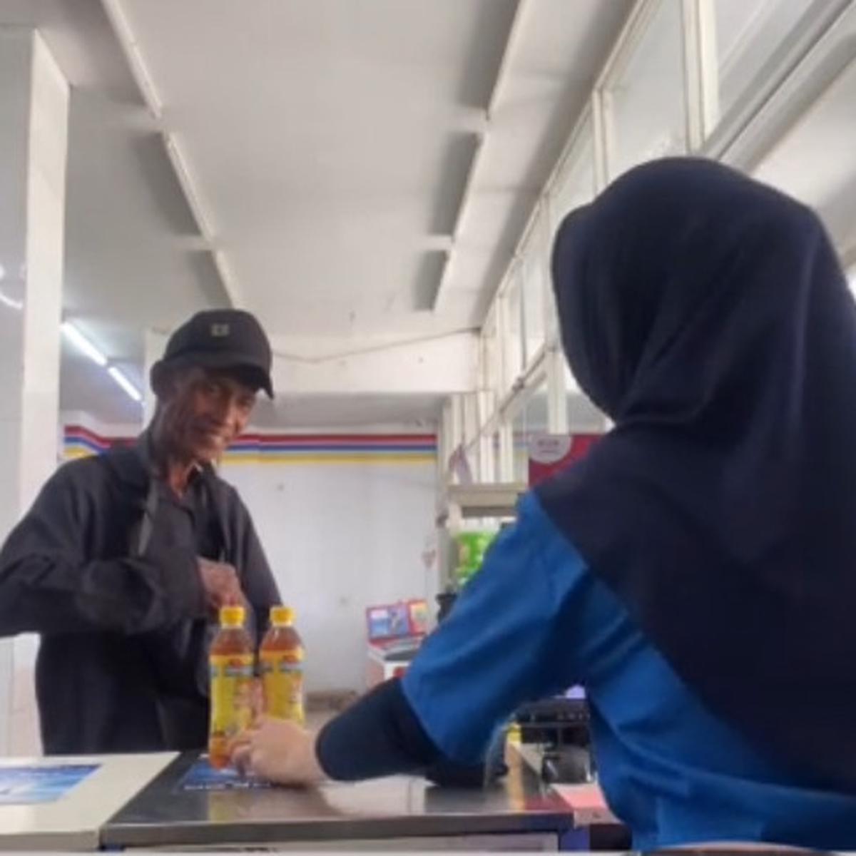 Tak Tega Lihat Pedagang Lansia Kelelahan, Aksi Perempuan Ini Traktir Minum Viral