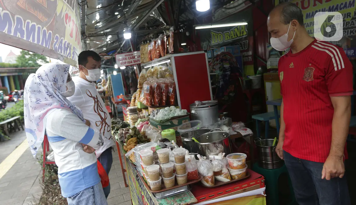 Warga memilih menu makanan khas Sumatera Barat di kawasan Food Street Kramat, Jakarta, Jumat (30/4/2021). Kawasan yang menjual beragam menu makanan khas Sumatera Barat selalu ramai dikunjungi pecinta kuliner terutama jelang waktu berbuka puasa. (Liputan6.com/Helmi Fithriansyah)