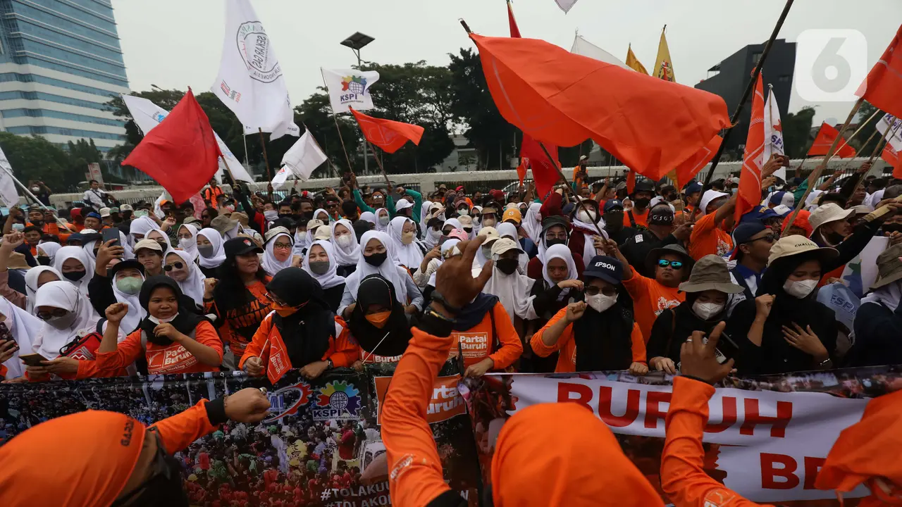 Ribuan Buruh Kembali Geruduk DPR