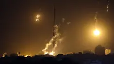 Suar pasukan Israel menerangi langit malam di Jalur Gaza utara, Sabtu, 4 November 2023. (AP Photo/Abed Khaled)