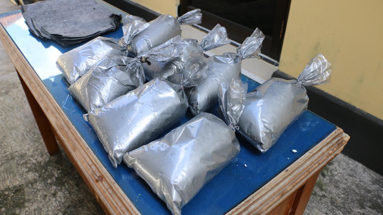 Polisi menangkap pemuda mabuk yang juga membawa serbuk petasan alias mercon di Kebumen, Jawa Tengah. (Foto: Liputan6.com/Polres Kebumen)