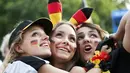 Beberapa suporter wanita Timnas Jerman berpelukan saat menyaksikan dan merayakan kemenangan Der Panzer atas Perancis 1-0 di Berlin, (4/7/2014). (REUTERS/Steffi Loos)