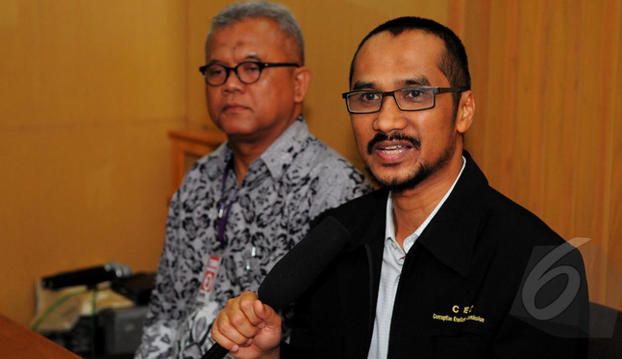 Ketua KPK, Abraham Samad menggelar konferensi pers usai ditetapkan sebagai tersangka oleh Bareskrim, Jakarta, Selasa (17/2/2015). (Liputan6.com/Faisal R Syam)