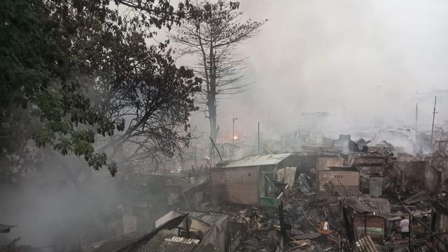 Kebakaran melanda permukiman di Jalan Kemayoran Gempol, Kemayoran, Jakarta Pusat, pada Selasa (21/1/2025).