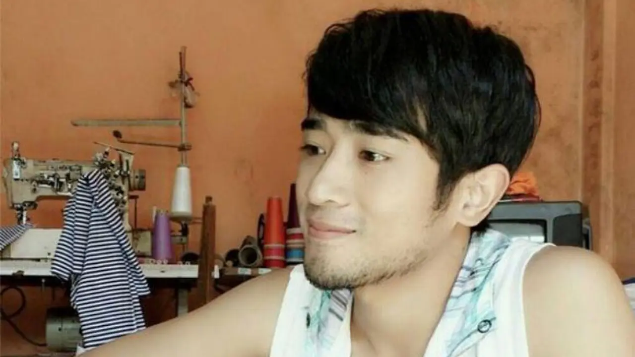 Begini Foto-foto Penjahit Sunda Ganteng yang Jago Lukis