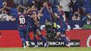 Pemain Levante merayakan setelah Rober Pier mencetak gol ke gawang Real Madrid pada pertandingan La Liga Spanyol di Stadion Ciutat de Valencia, Valencia, Spanyol, Minggu (22/8/2021). Pertandingan berakhir dengan skor 3-3. (AP Photo/Alberto Saiz)