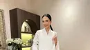 Artika Sari Devi tunjukkan pesona khas Indonesia-nya dengan set kebaya Kartini. Aksen brukat dan embroidery bikin tampilan serba putih ini tidak membosankan. [@artikasaridevi]