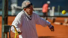 Artyn Elmayan, seorang pria asal Armenia, bermain tenis di River Plate Club di Buenos Aires, Selasa (16/5). Meski usianya telah mencapai 100 tahun, Artyn mengaku tetap rutin main tenis tiga kali seminggu. (AFP FOTO / Eitan ABRAMOVICH)