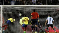Pemain Ekuador Frickson Erazo menjebol gawang Argentina pada Kualifikasi Piala Dunia 2018 Zona Amerika Selatan, Sabtu (9/10/2015). (Liputan6.com/REUTERS/Enrique Marcarian)
