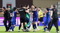Para pemain Uzbekistan merayakan kemenangan setelah pertandingan Kualifikasi Piala Dunia FIFA 2026 melawan Uni Emirat Arab berakhir imbang, sehingga mereka lolos ke Piala Dunia untuk pertama kalinya, di Stadion Al-Nahyan di Abu Dhabi pada tanggal 5 Juni 2025. (Fadel SENNA/AFP)