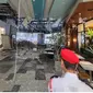 Plafon teras mobil dekat pintu masuk utama Megah Rise Mall ambruk pada 31 Oktober 2023, di tengah angin kencang dan hujan deras di kawasan tersebut. (Facebook/Pulau Tikus Market Cafe)