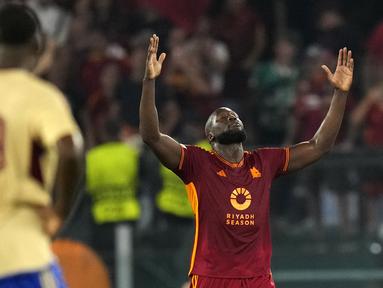 Pemain AS Roma, Romelu Lukaku melakukan selebrasi setelah mencetak gol pembuka ke gawang Servette pada laga Grup G Liga Europa 2023/2024 di Olympic Stadium, Roma, Italia, Jumat (6/10/2023) dini hari WIB. Lukaku berhasil menyumbang satu gol pada laga ini. (AP Photo/Alessandra Tarantino)