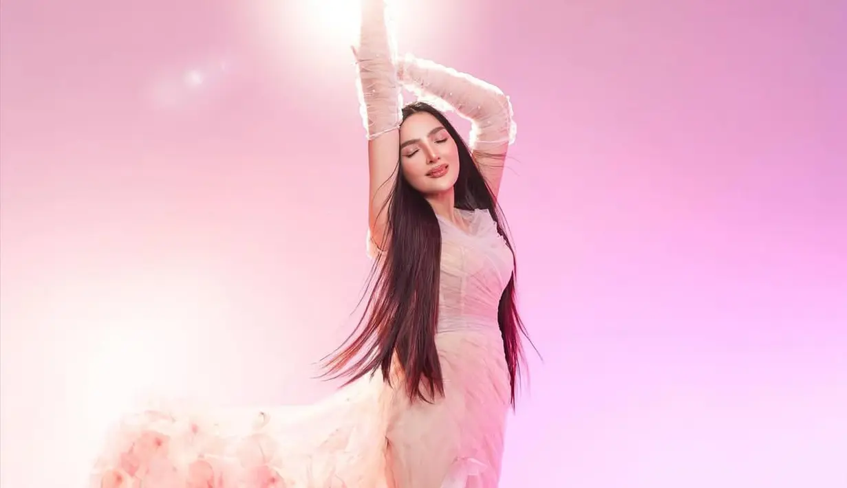 Ia terlihat dreamy dengan pesona bak dewi dalam balutan dress tulle rancangan Chenmeylinda Wiguna [@ashanty_ash]