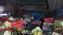 Pedagang menunggu pembeli di Pasar Kebayoran, Jakarta, Senin  (21/12/2020). Kenaikan permintaan bahan pokok berpotensi kembali terjadi pada akhir tahun seiring dengan perayaan Natal dan Tahun Baru 2021. (Liputan6.com/Angga Yuniar)