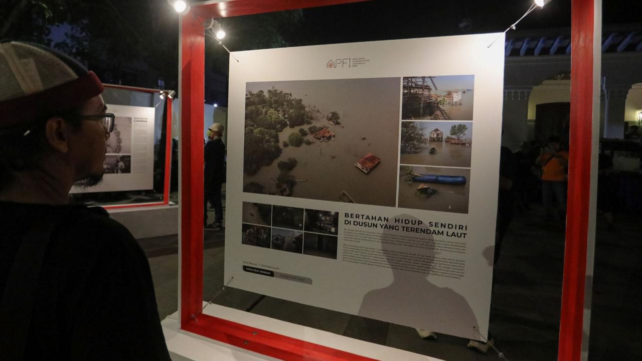FOTO: Fotografer Merdeka.com Raih APFI 2025, Angkat Perjuangan Wanita Bertahan Hidup di Dusun Terendam Laut