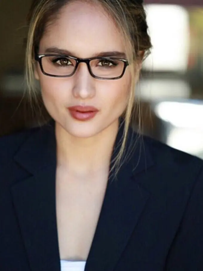 [Bintang] Cinta Laura