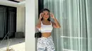 <p>White crop top dan celana bermotif adalah kombinasi outfit yang simpel dan menawan.&nbsp;(instagram/jennifercoppenreal20)</p>