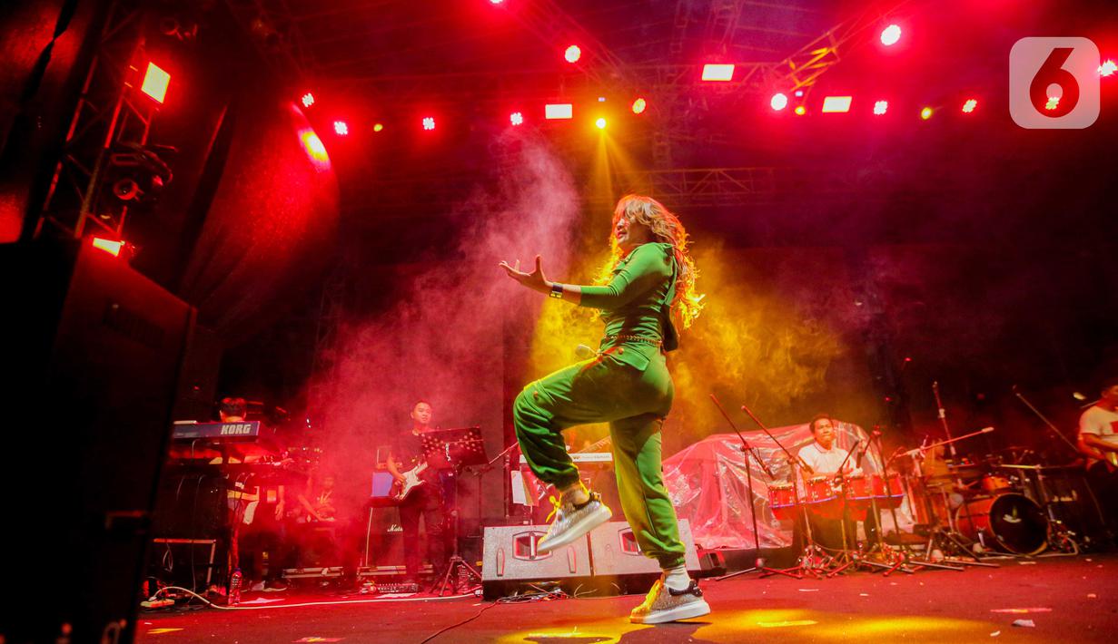 Dalam acara tersebut Inul membawakan sejumlah lagu hitsnya. (Liputan6.com/Faizal Fanani)