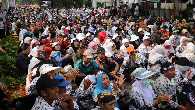 Ribuan guru honorer dari berbagai daerah demo