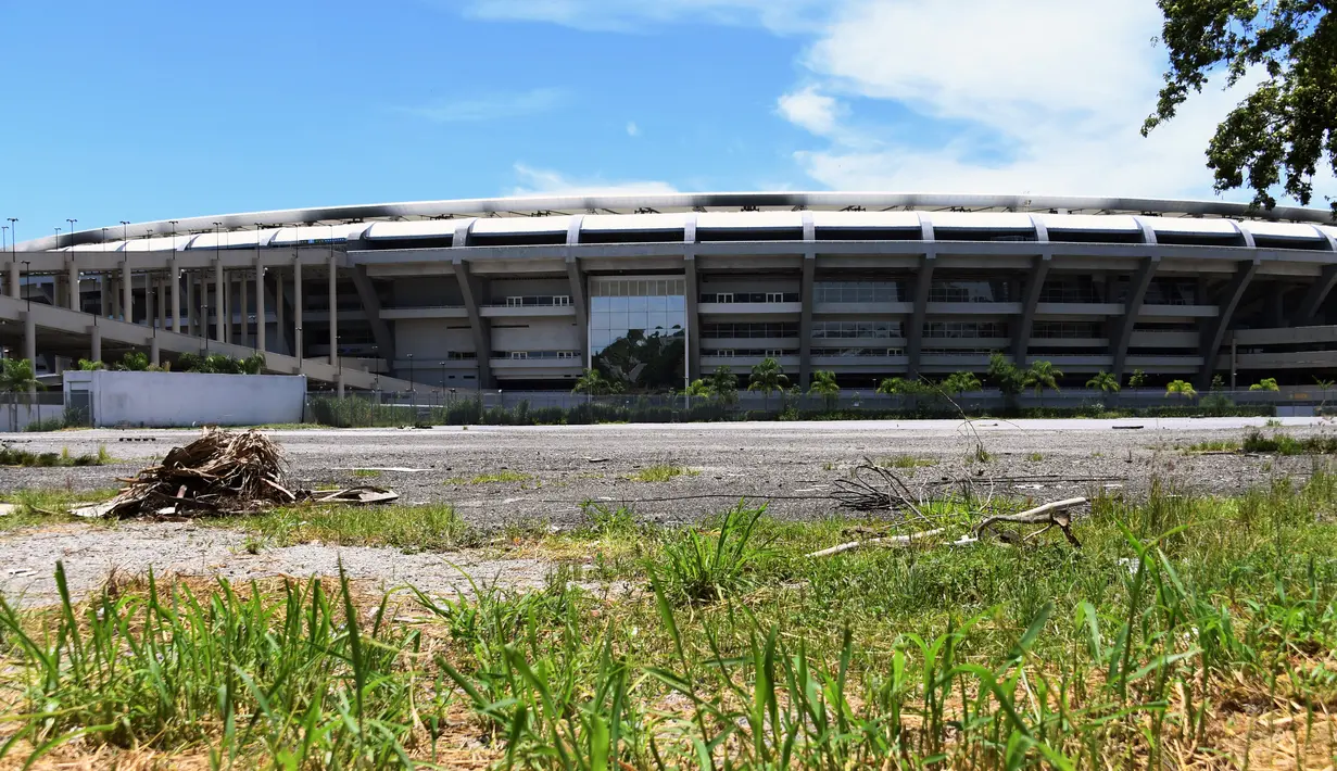 Penampakan luar Stadion Maracana di Rio de Janeiro, Brasil (18/1). Usai pagelaran olimpiade, Stadion Maracana terlibat sengketa kontrak dan ditutup untuk wisatawan. (AFP PHOTO / Vanderlei Almeida)