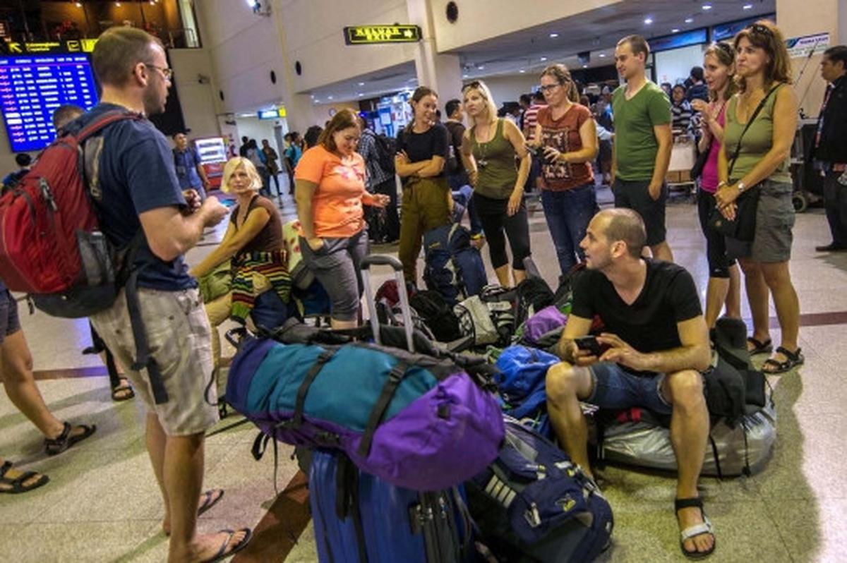 Bandara Juanda ditutup, ratusan penumpang gagal mudik