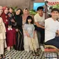 6 Potret Ria Ricis dan Teuku Ryan Buka Bersama Keluarga Besar, Tepis Isu Renggang (Sumber: Instagram/dr.shindyputri_/okisetianadewi)