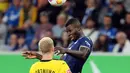 <p>Tim tuan rumah berhasil menyamakan kedudukan setelah tendangan Andrej Kramaric salah ditebak arahnya oleh kiper Dortmund Gregor Kobel sehingga skor kembali sama kuat 1-1 pada menit ke-25. (Daniel ROLAND/AFP)</p>