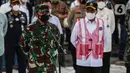 Panglima TNI Marsekal Hadi Tjahjanto bersama Menhub Budi Karya Sumadi memberikan keterangan terkait musibah jatuhnya pesawat Sriwijaya Air  SJ 182 di JICT Tanjung Priok, Jakarta Utara, Selasa (12/1/2020). (Liputan6.com/Johan Tallo)