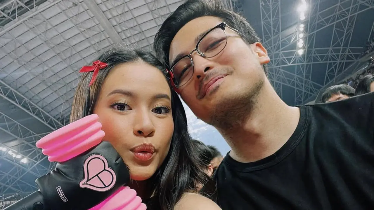 Blink Sejati! Hangggini Tampil  Bergaya Coquette Saat Nonton Konser BLACKPINK di Singapura