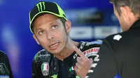 Valentino Rossi geram dengan insiden di MotoGP Katalunya (LLUIS GENE / AFP)