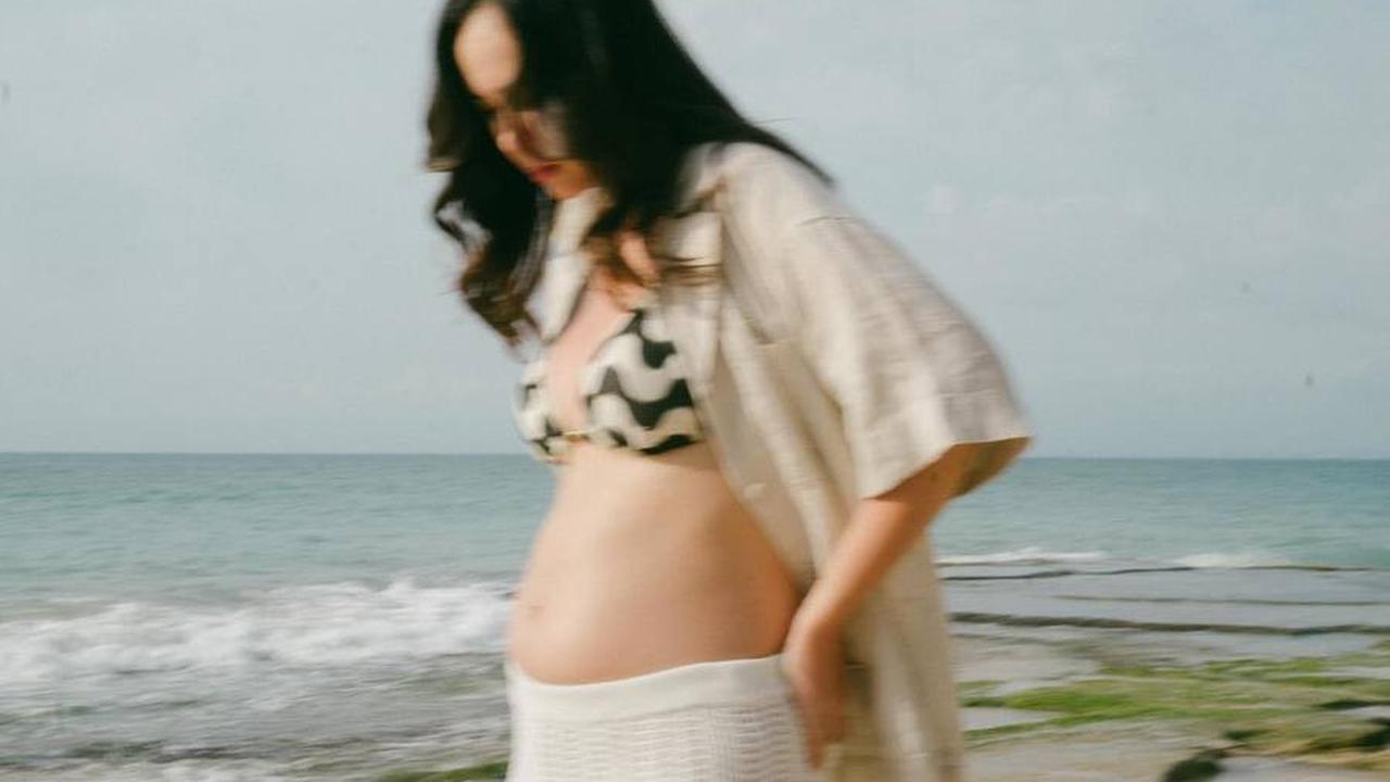 OOTD Pamela Saat Hamil dan Santai di Pinggir Pantai