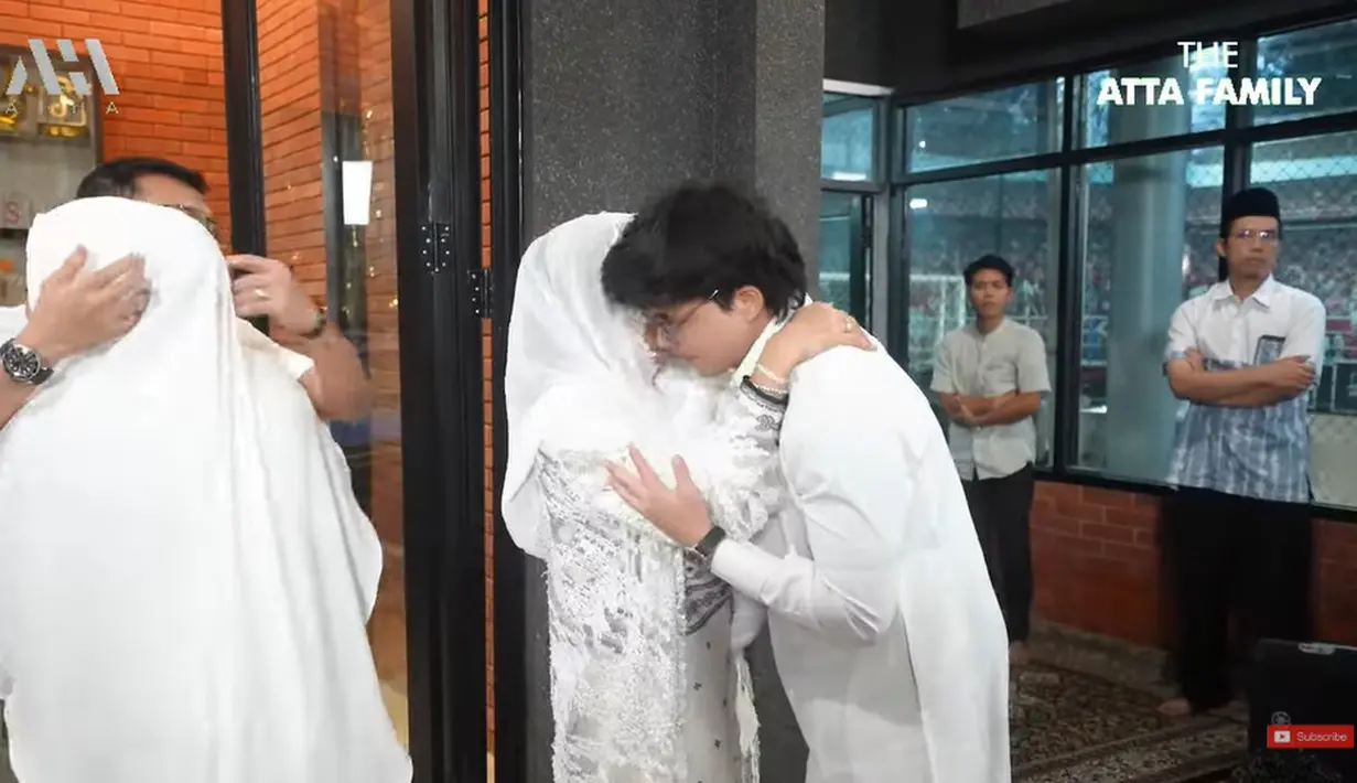 Selain pada Krisdayanti, Aurel Hermansyah dan Atta halilintar juga berpamitan kepada Anang Hermansyah. (Foto: YouTube/ AH)