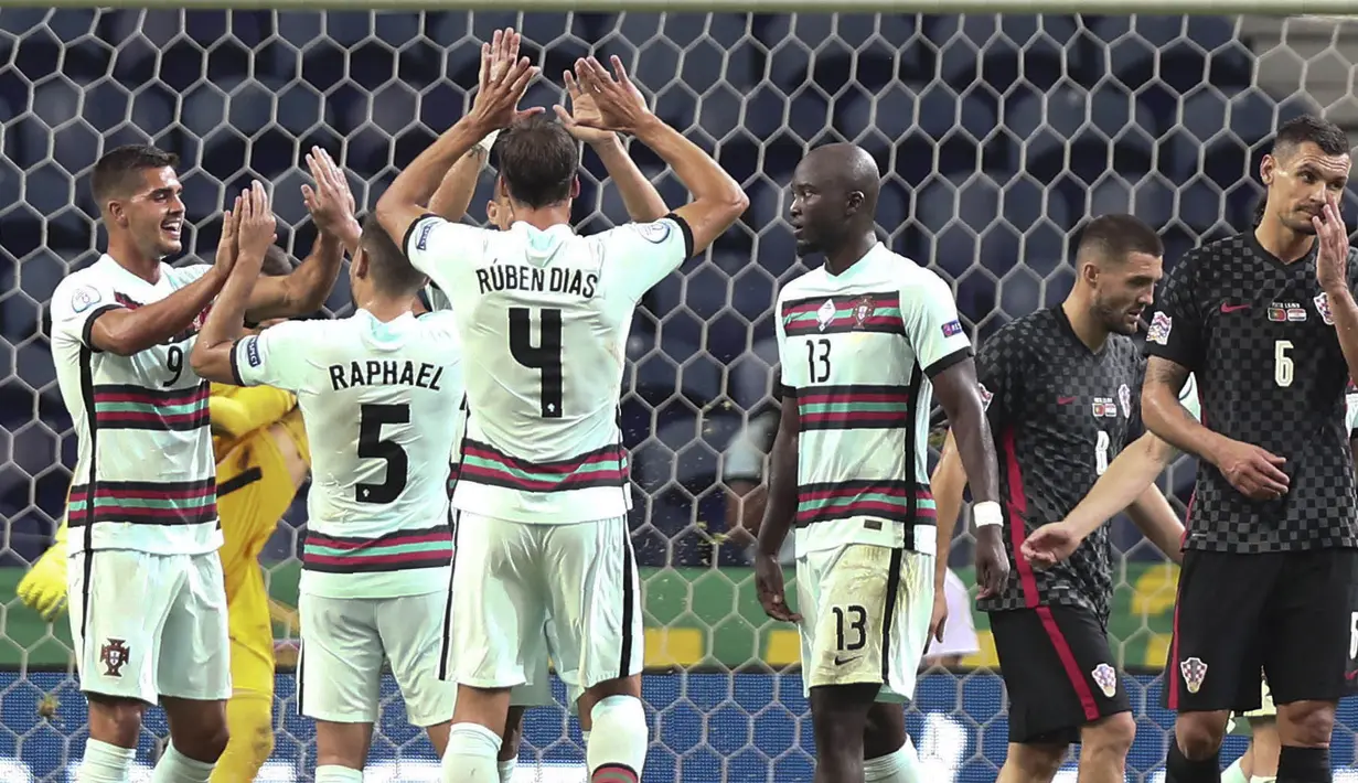 Para pemain Portugal merayakan gol yang dicetak oleh Andre Silva ke gawang Kroasia pada laga UEFA Nations League di Stadion Dragao, Minggu (6/9/2020). Portugal menang dengan skor 4-1. (AP/Miguel Angelo Pereira)