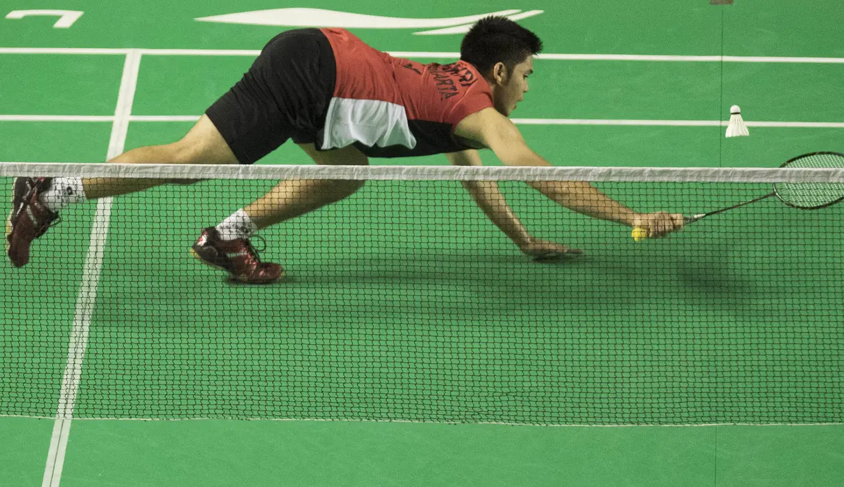 Pebulutangkis DKI Jakarta, Fiktri Ikhsandi Hadmadi, harus mengakui keunggulan Jonatan Christie pada babak final Kejurnas PBSI 2015. (Bola.com/Vitalis Yogi Trisna)