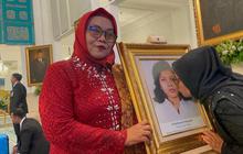 Tangisan Haru di Istana, Adik Kandung Marsinah Cium Foto Kakaknya Usai Penganugerahan Gelar Pahlawan Nasional