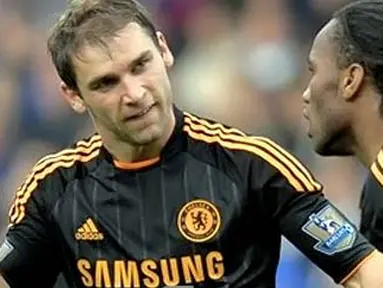 Bek Chelsea Branislav Ivanovic mencetak gol penentu kemenangan 2-1 atas Blackburn Rovers di Ewood Park, 30 Oktober 2010. AFP PHOTO/ANDREW YATES