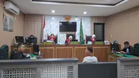 Suasana persidangan terdakwa Yoga Prasetyo, polisi gadungan yang mengaku anak seorang jenderal ini di Pengadilan Negeri Depok. Pelaku menipu anak mantan Dandim di daerah NTT. (Dokumen Kejari Depok)