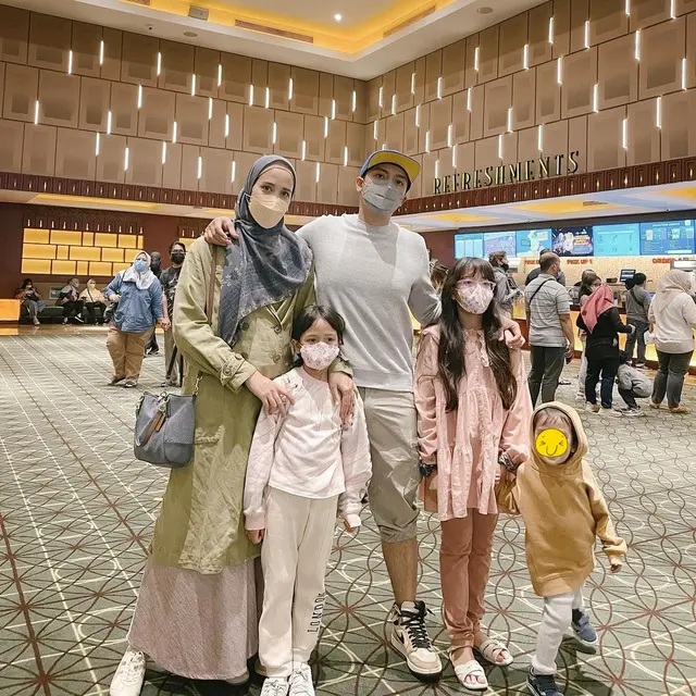 Hamil Anak Keempat, Ini 6 Potret Fanny Fabriana saat Momong Tiga Buah Hatinya