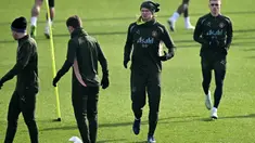 Pemain depan Manchester City, Erling Haaland (ketiga kiri) bersama Phil Foden (kanan) saat sesi latihan di tempat latihan Manchester City, barat laut Inggris, Selasa 18 Februari 2025. (Paul ELLIS/AFP)