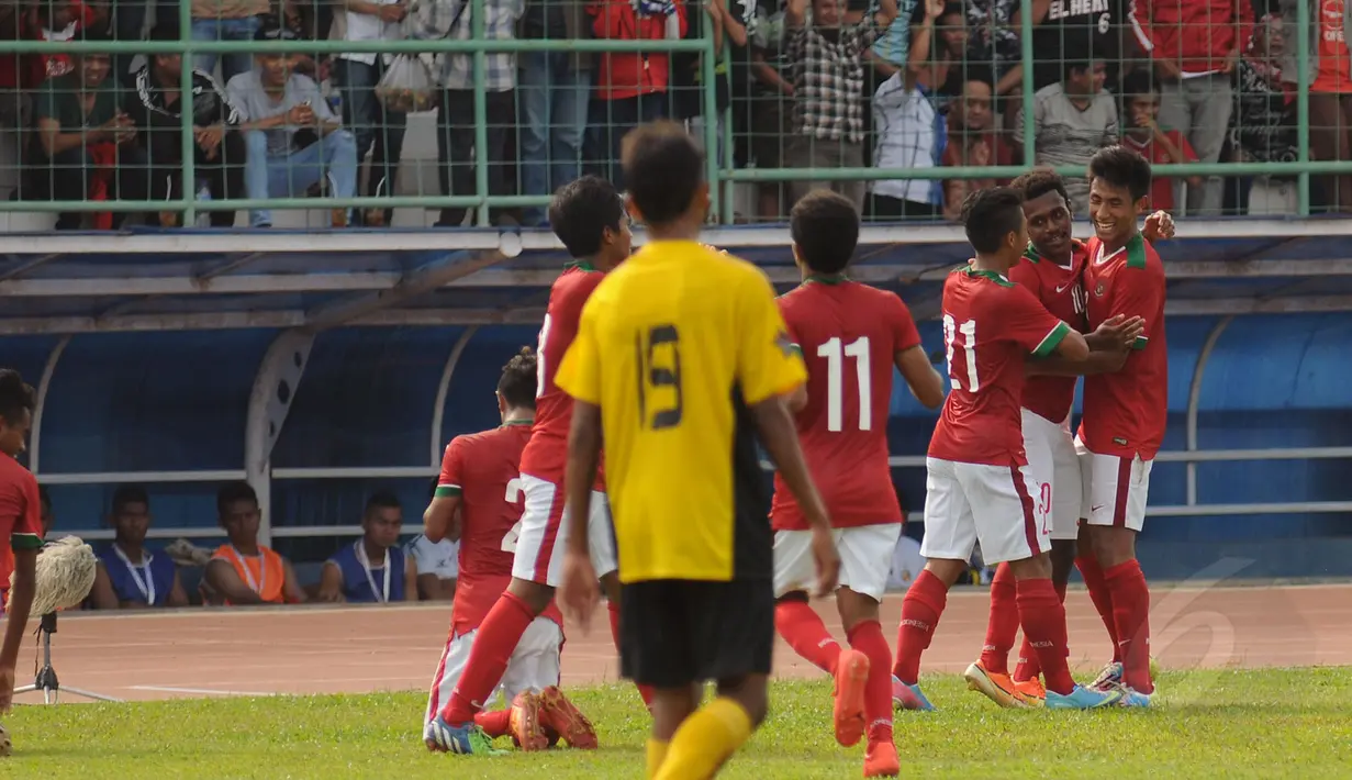 Timnas U-19 Indonesia membekuk Semen Padang U-21 (2-1) pada laga uji coba di Stadion Singaperbangsa, Jawa Barat, (6/3/2015). Timnas U-19 Indonesia melakukan selebrasi usai Daniel Asmuruf membobol gawang Semen Padang U-21. (Liputan6.com/Helmi Fithriansyah)