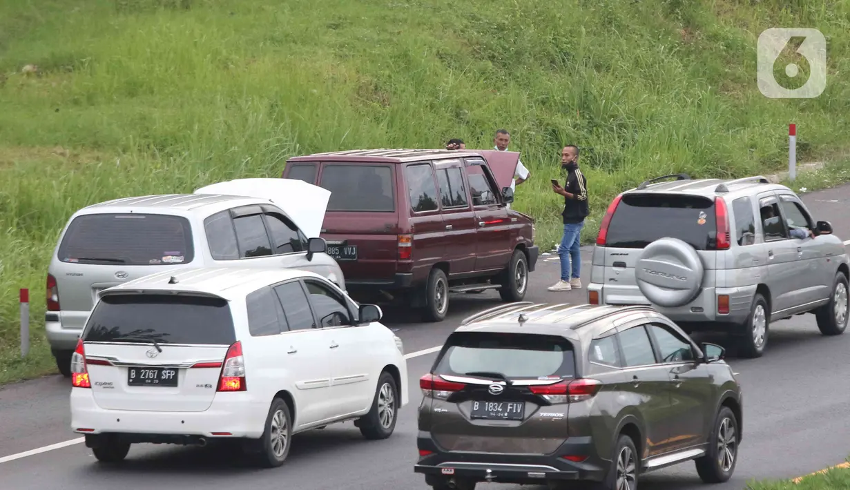 <p>Kendaraan pemudik berhenti untuk istirahat di tepian ruas jalan tol Cikopo-Palimanan, Jawa Barat, Kamis (28/4/2022). Ruas jalan tol yang mengalami peningkatan menyebabkan sebagian pemudik memilih untuk beristirahat di tepi jalan tol meski hal tersebut melanggar pertaturan yang berlaku. (Liputan6.com/Herman Zakharia)</p>