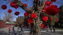 Lentera-lentara terpasang di sepanjang jalan ntuk menyambut Tahun Baru Imlek di sebuah taman umum di Beijing, Jumat, 20 Januari 2023. Berbagai hiasan dan pernak-pernik mulai menghiasi Taman di Beijing menjelang perayaan Tahun Baru Imlek. (AP Photo/Mark Schiefelbein)