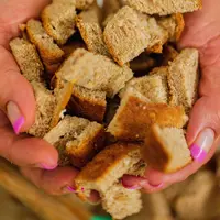Roti sisa bisa diolah menjadi puding roti kukus yang lembut dan lezat, sekaligus menjadi cara praktis untuk mengurangi makanan terbuang. (Foto/Dok: Pexels)